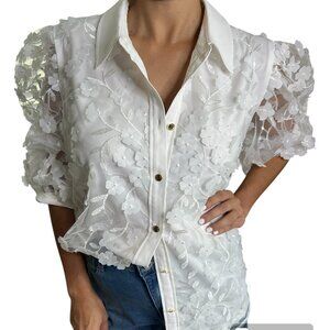 Ann klein blouse women"s.floral aplique button  size Large .color White